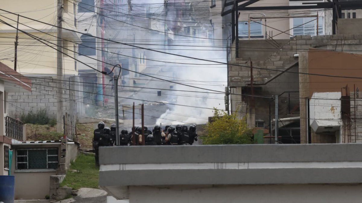 La Policía usó bombas lacrimógenas contra los manifestantes en San Miguel del Común.