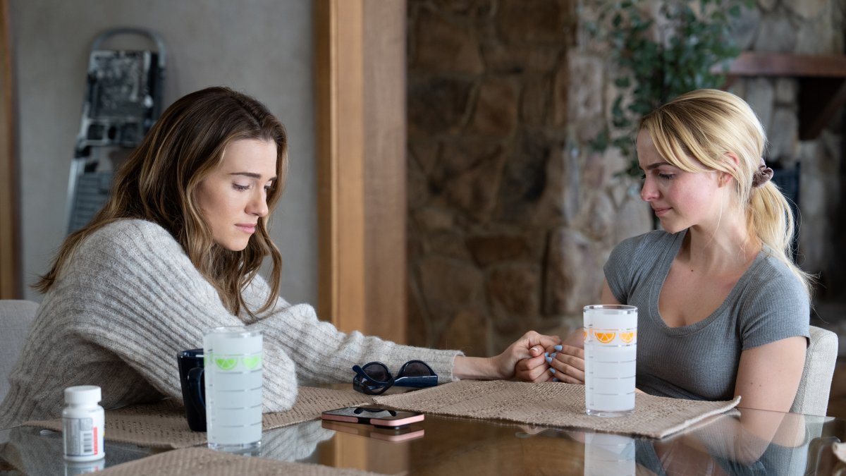 Allison Williams es Morgan y McKenna Grace es Clara en Regretting You.