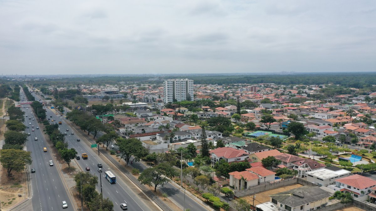 Vía a la costa es una zona que ha crecido masivamente de manera horizontal. Las edificaciones verticales son un lunar del paisaje.