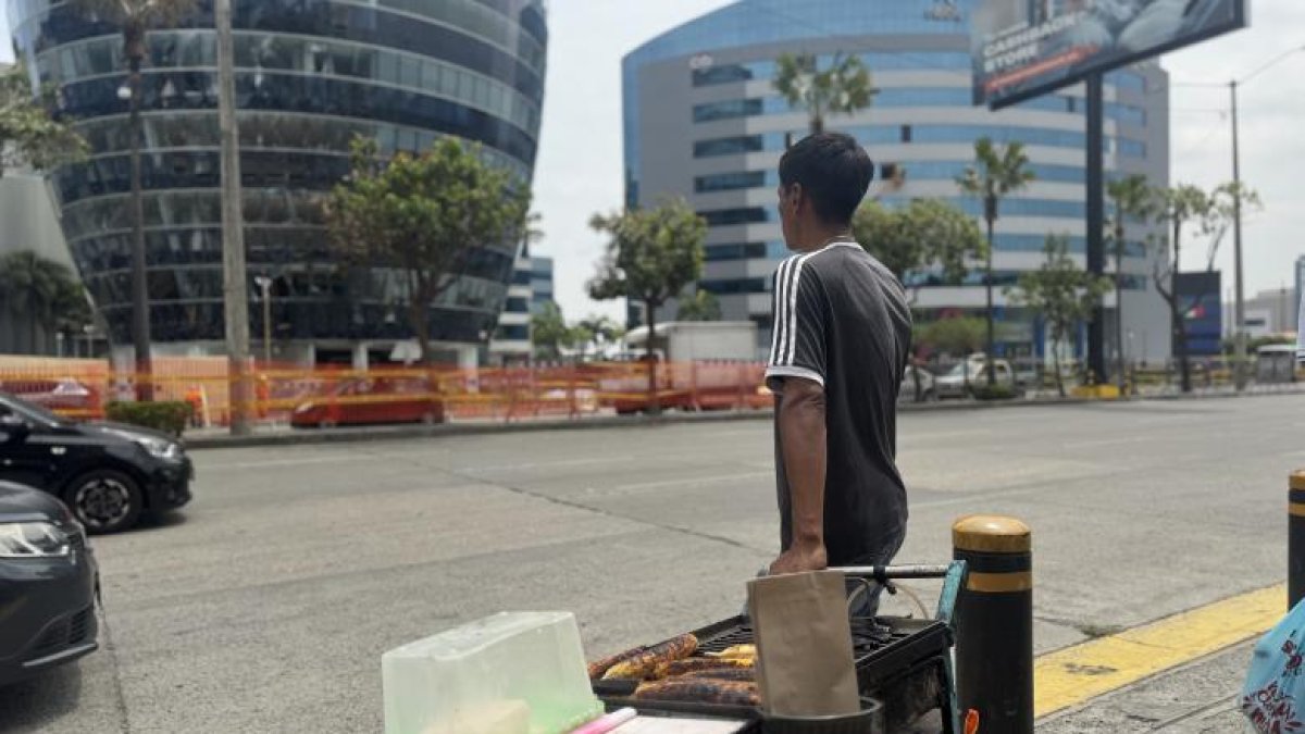 Manuel, como salido de un retrato, se ‘estacionó’ a ver los daños al edificio 100 Business Plaza. Prefiere no caminar junto a la zona del ataque.