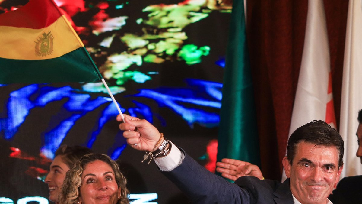 Rodrigo Paz Pereira ondea una bandera de Bolivia en La Paz (Bolivia).