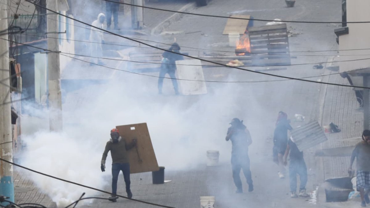 La Policía usó bombas lacrimógenas para dispersar a los manifestantes en San Miguel del Común.