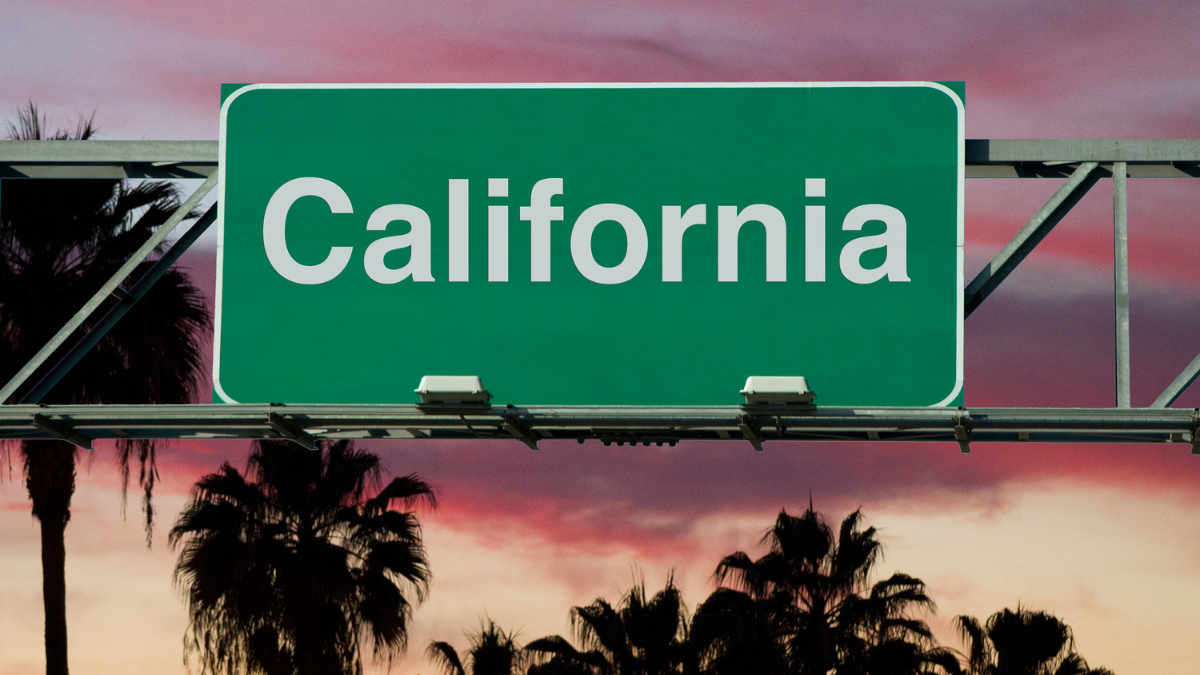 El 2 de noviembre de 2025, los californianos atrasarán sus relojes una hora a las 2:00 a.m., dando fin al horario de verano. Este ajuste es motivo de debate legislativo en el estado.