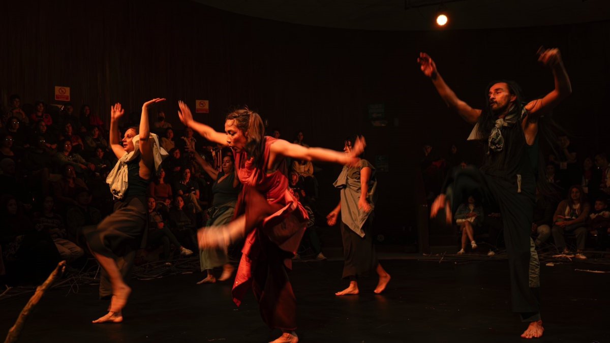 El festival abrió sus puertas con la obra 'El desierto o el otro mar' de la agrupación Frente de Danza Independiente.