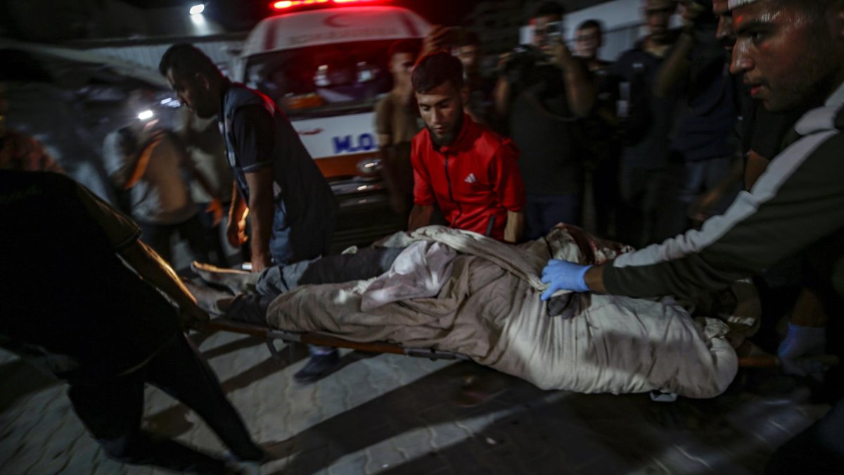 Llegada de un cuerpo al hospital Al Shifa tras un bombardeo israelí en Gaza el 19 de octubre de 2025.