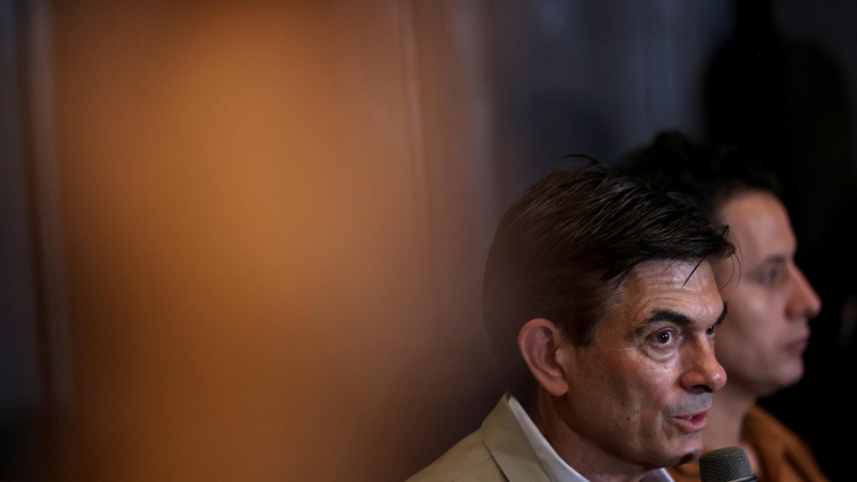 El candidato ganador de la segunda vuelta de las elecciones presidenciales, Rodrigo Paz, habla en su primera rueda de prensa este lunes, en La Paz (Bolivia).