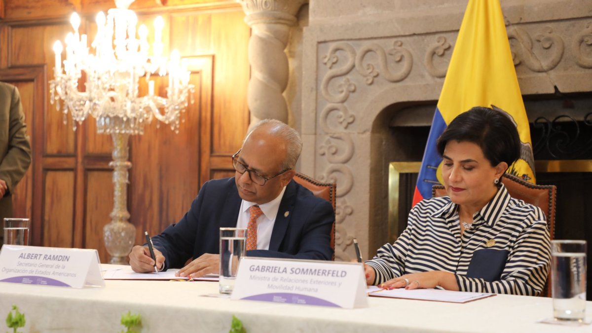 Sommerfeld y Ramdin firman un acuerdo en materia de seguridad multidimensional.