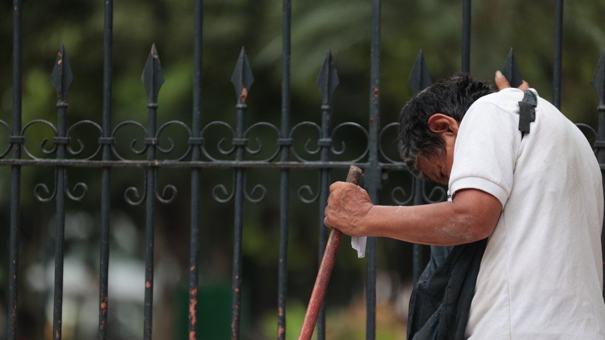 Es común ver a adultos mayores deambulando por las vías y otros lugares públicos. Algunos duermen en portales, con el riesgo de robos o de adquirir enfermedades.