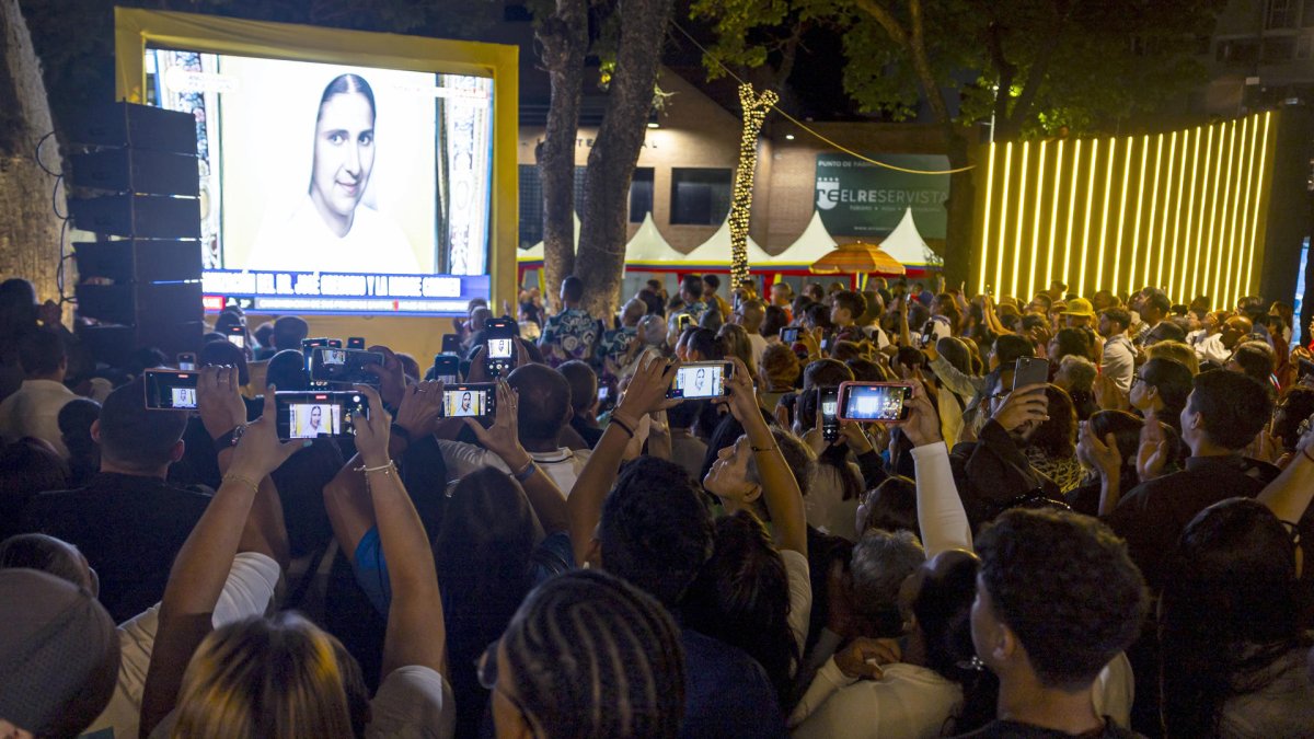 Los feligreses celebran la canonización del médico Dr. José Gregorio Hernández y la monja Carmen Rendiles en Caracas, Venezuela, el 19 de octubre de 2025.