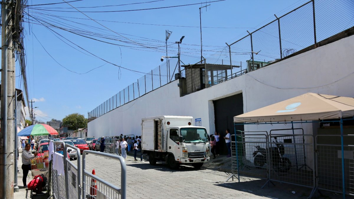 La calle De Las Toronjas está vallada. Cuando hay amotinamientos en la cárcel de El Inca, los negocios cierran su puertas.
