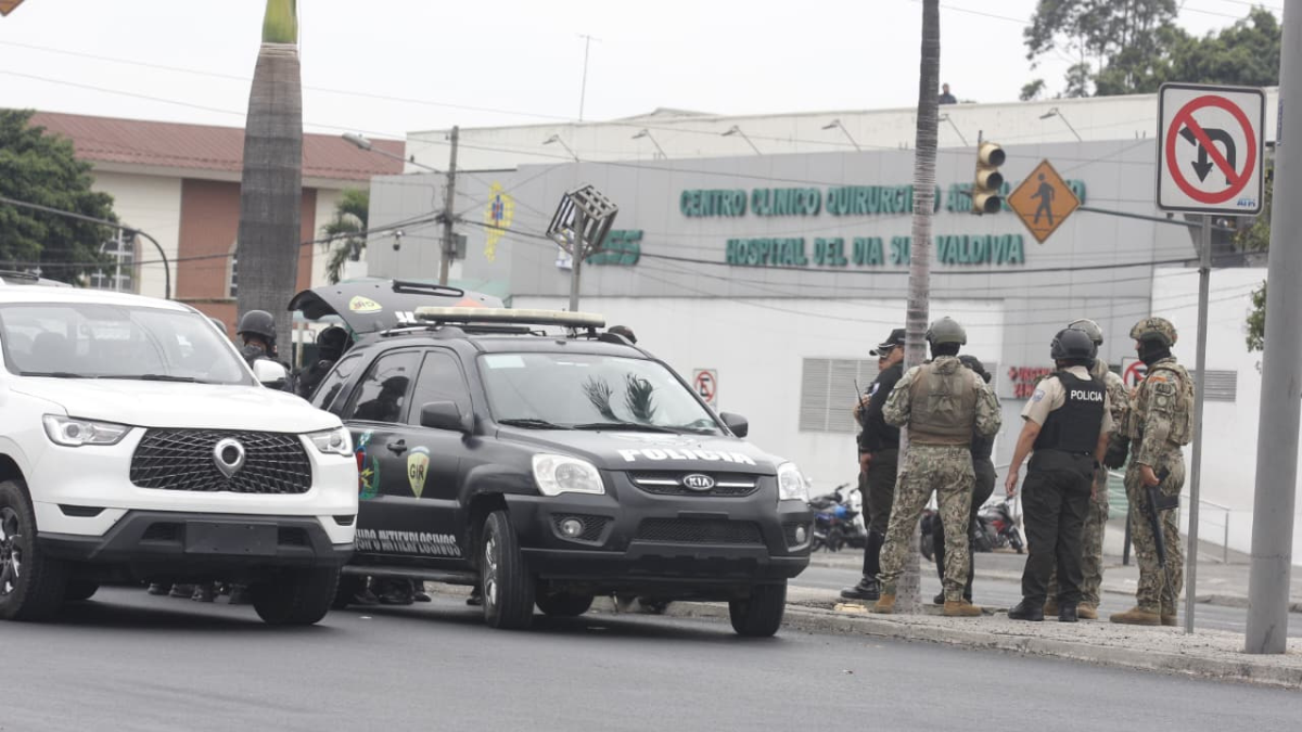 La policía Nacional acordonó la zona donde se encuentre el vehículo abandono.