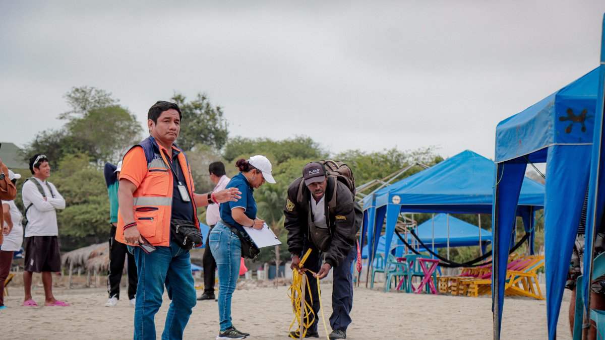 El Municipio reorganizó los espacios que ocupan vendedores y prestadores de servicios turísticos en la playa de General Villamil.