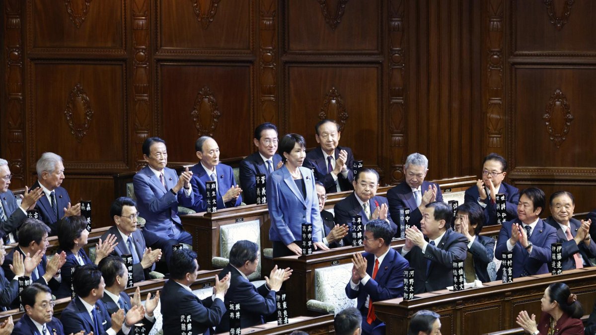 Sanae Takaichi saluda a sus colegas legisladores tras ser elegida como nueva Primera Ministra durante la asamblea general de una sesión parlamentaria extraordinaria en Tokio, el 21 de octubre de 2025.