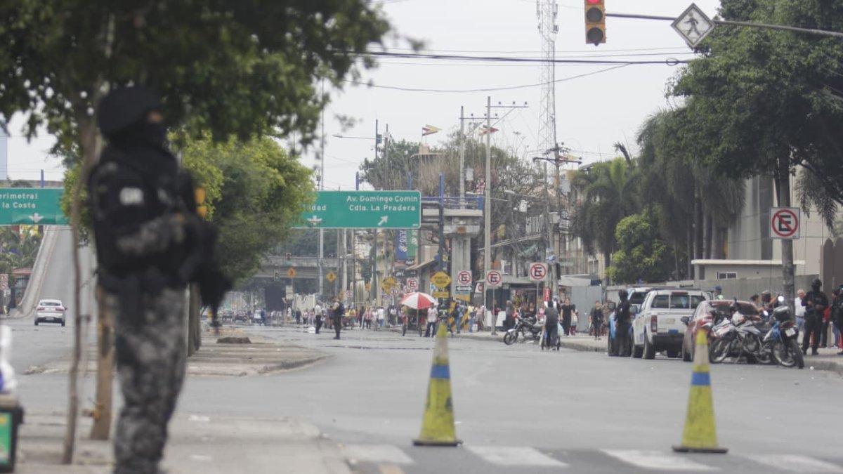 Durante unas tres horas estuvo cerrada la avenida 25 de Julio, al tránsito vehicular, mientras se revisaba un vehículo sospechoso abandonado.