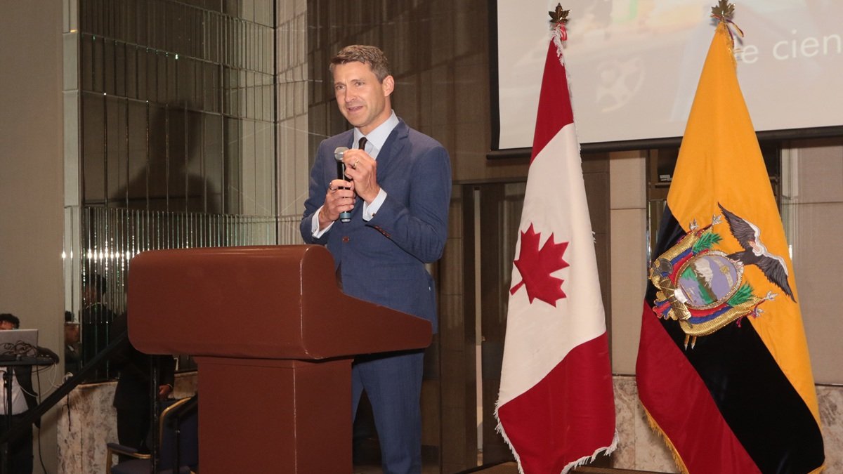 Craig Kowalik, embajador de Canadá en Ecuador, cuenta con una maestría en Asuntos Internacionales por Carleton University.