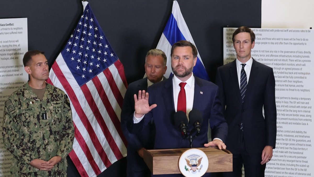 El vicepresidente de EE. UU. JD Vance habla durante una rueda de prensa en una ubicación no revelada en el sur de Israel, 21 de octubre de 2025.