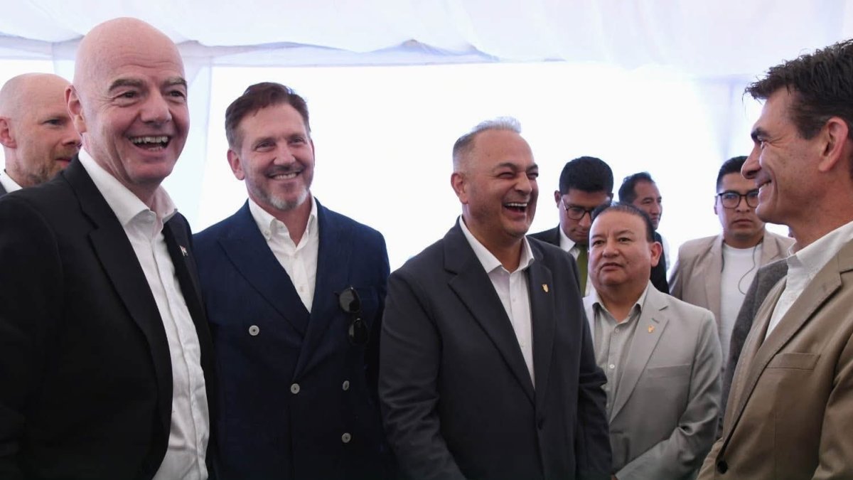 Gianni Infantino (i) junto a Alejandro Domínguez, Fernando Costa y Rodrigo Paz.