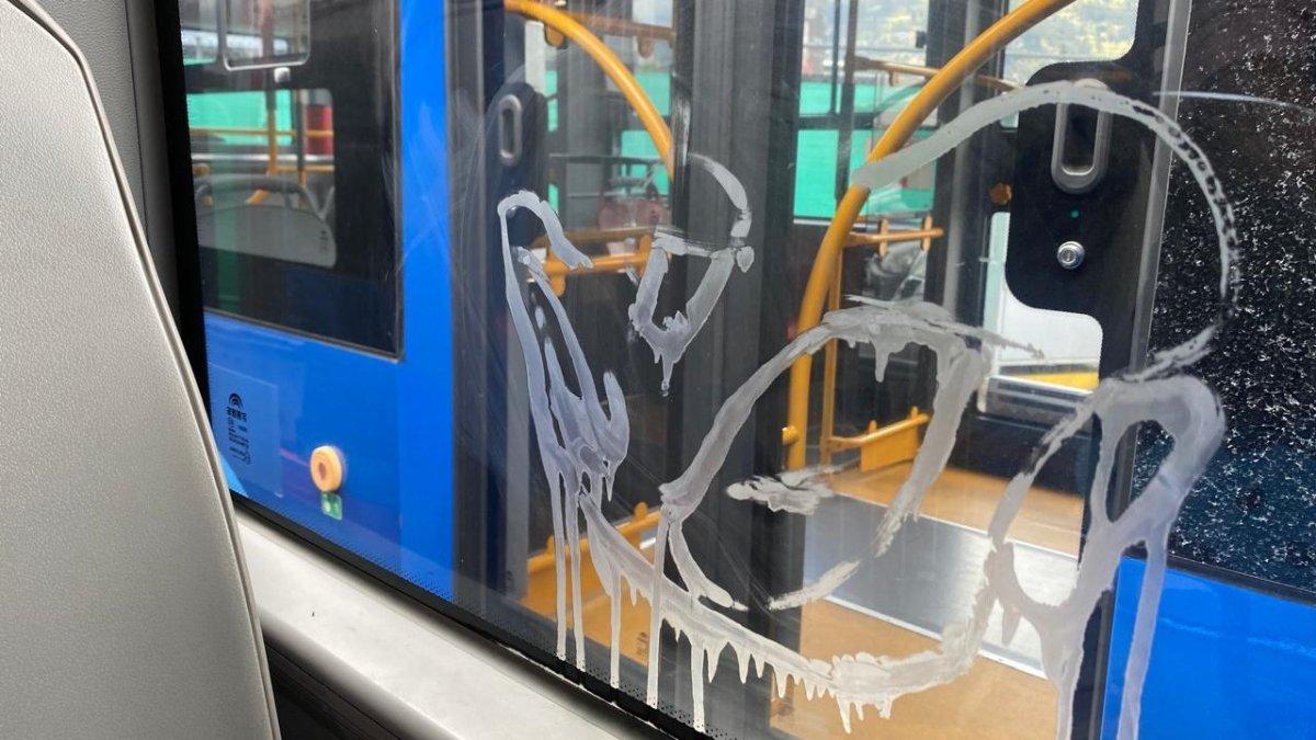 La persona que atacó el trolebús lanzó ácido en una de las ventanas de la unidad de transporte municipal.
