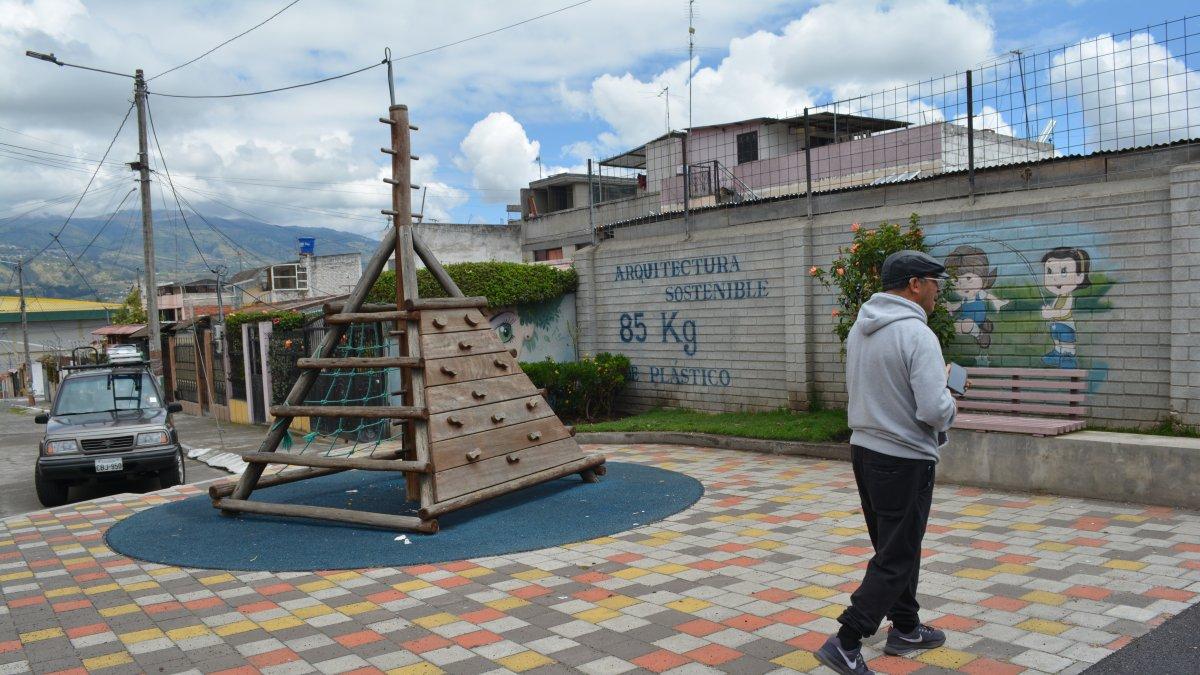 Mario Torres, presidente del barrio Jardín de la Colina, muestra el muro de botellas que simboliza creatividad y unión