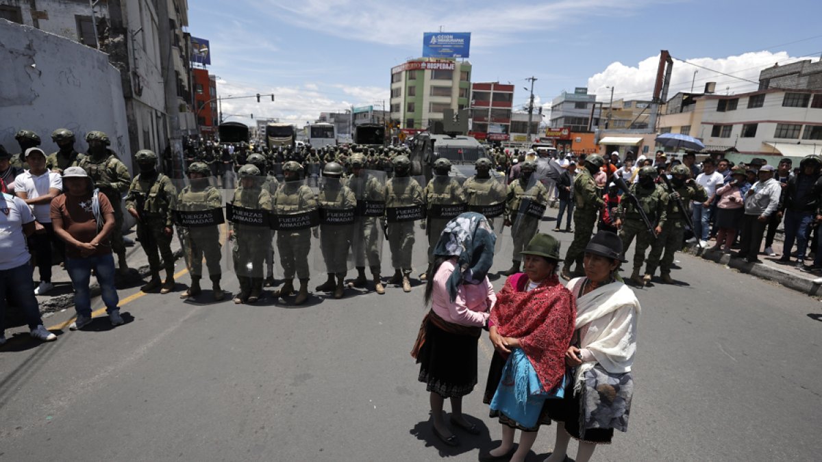 Mujeres indígenas participan en una protesta este lunes, en la ciudad de Latacunga (Ecuador).