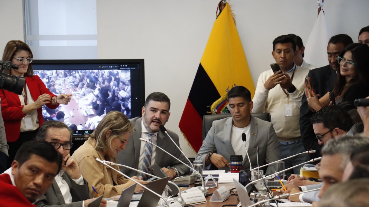 Aquiles Álvarez, alcalde de Guayaquil, acudió a la Comisión de Garantías Constitucionales para hablar del Porsche de isla Trinitaria.