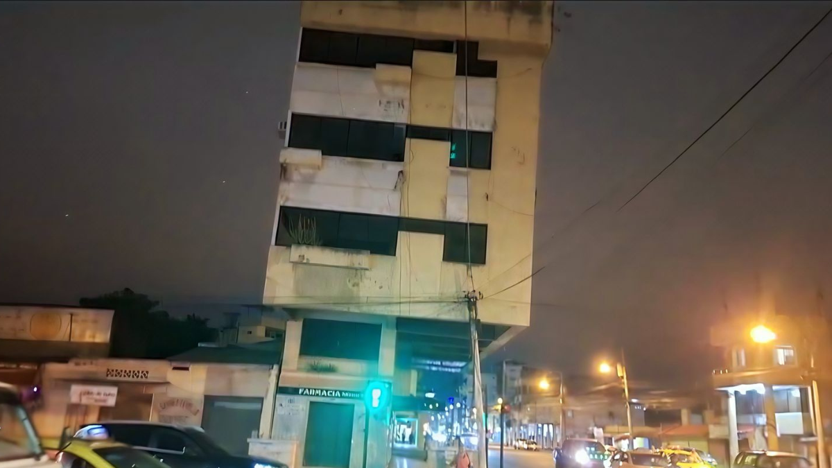 El edificio ‘El Inmortal’, en el centro de Machala, resistió nuevamente un fuerte sismo sin daños visibles.