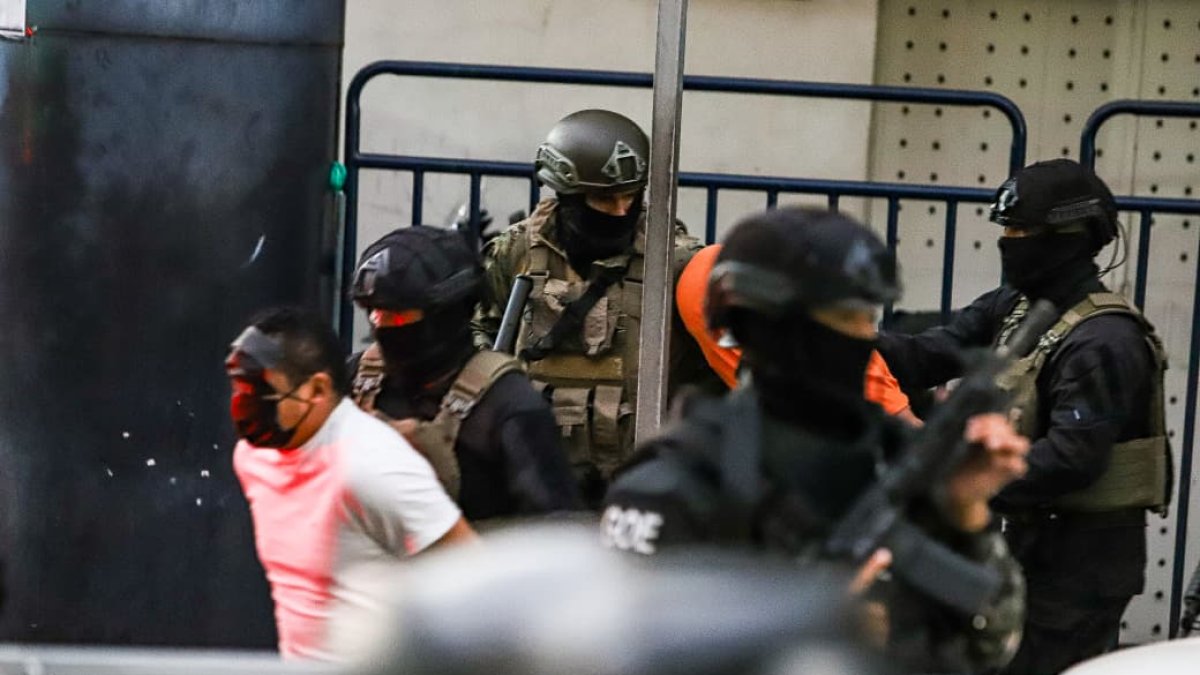 Rolando Federico Gómez Quinde, alias Fede, llegó al edificio Montecristi, en Guayaquil, custodiado por militares y policías