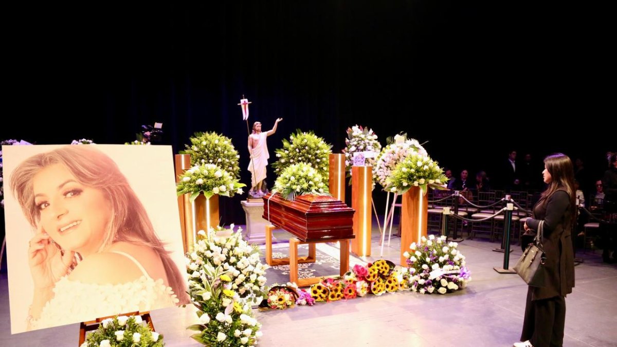 Admiradores y familiares acompañan la velación de Paulina Tamayo en Quito, tras su fallecimiento.