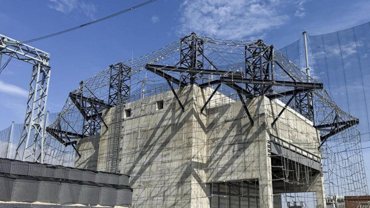 Fotografía de estructuras de protección física erigidas alrededor de elementos clave de la red eléctrica de Ucrania, diseñadas para protegerlos contra ataques de drones rusos.