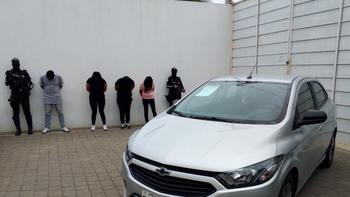 Tres mujeres y un hombre fueron detenidos junto a indicios como un automóvil, celulares y otros objetos.