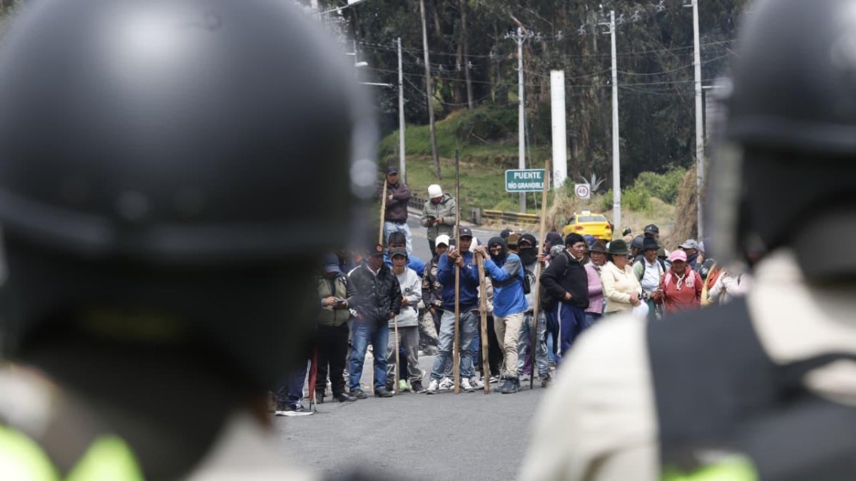 En varias zonas rurales, al norte de Pichincha, los manifestantes indígenas se han enfrentado con miembros de la fuerza del orden.