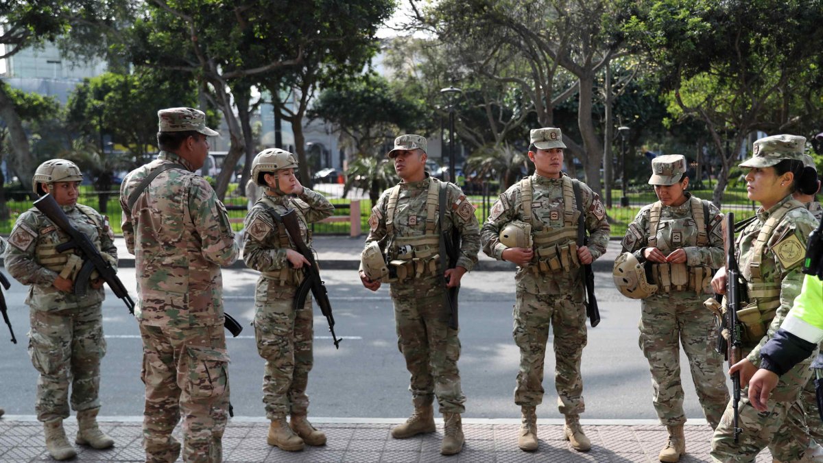 Militares patrullan las calles este miércoles, 22 de octubre de 2025, en Lima (Perú).
