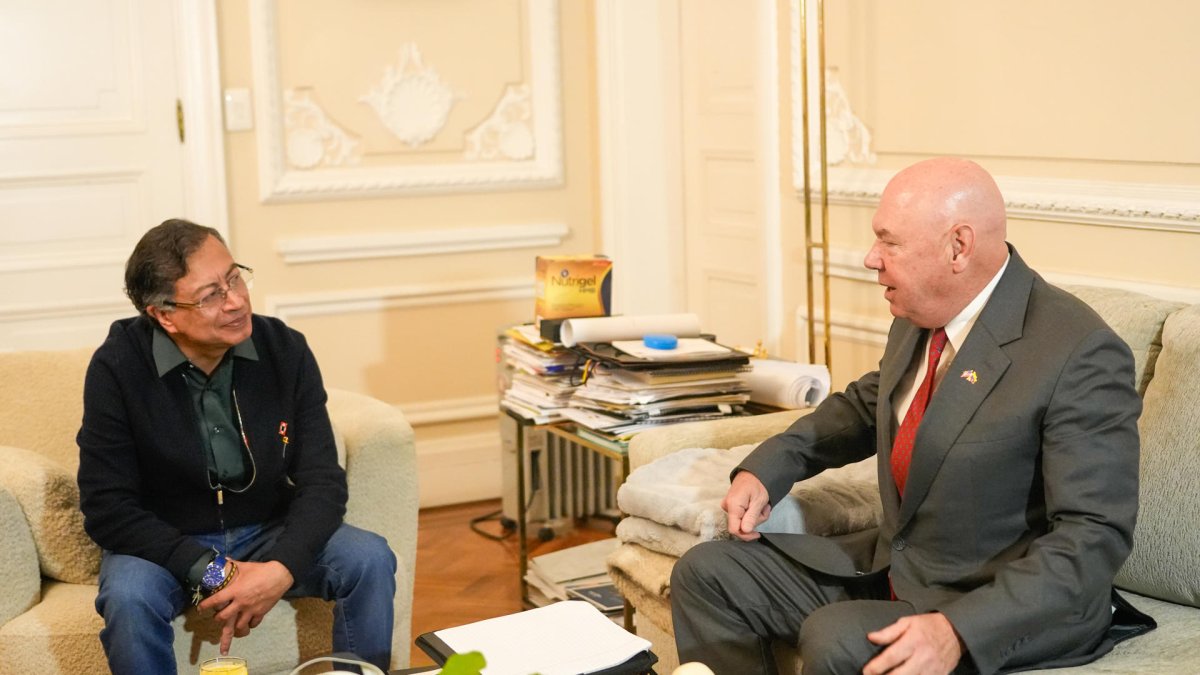 Gustavo Petro (i) con el encargado de negocios de la embajada de EE.UU. en Colombia, John McNamara, el lunes, 20 de octubre de 2025, en Bogotá (Colombia).