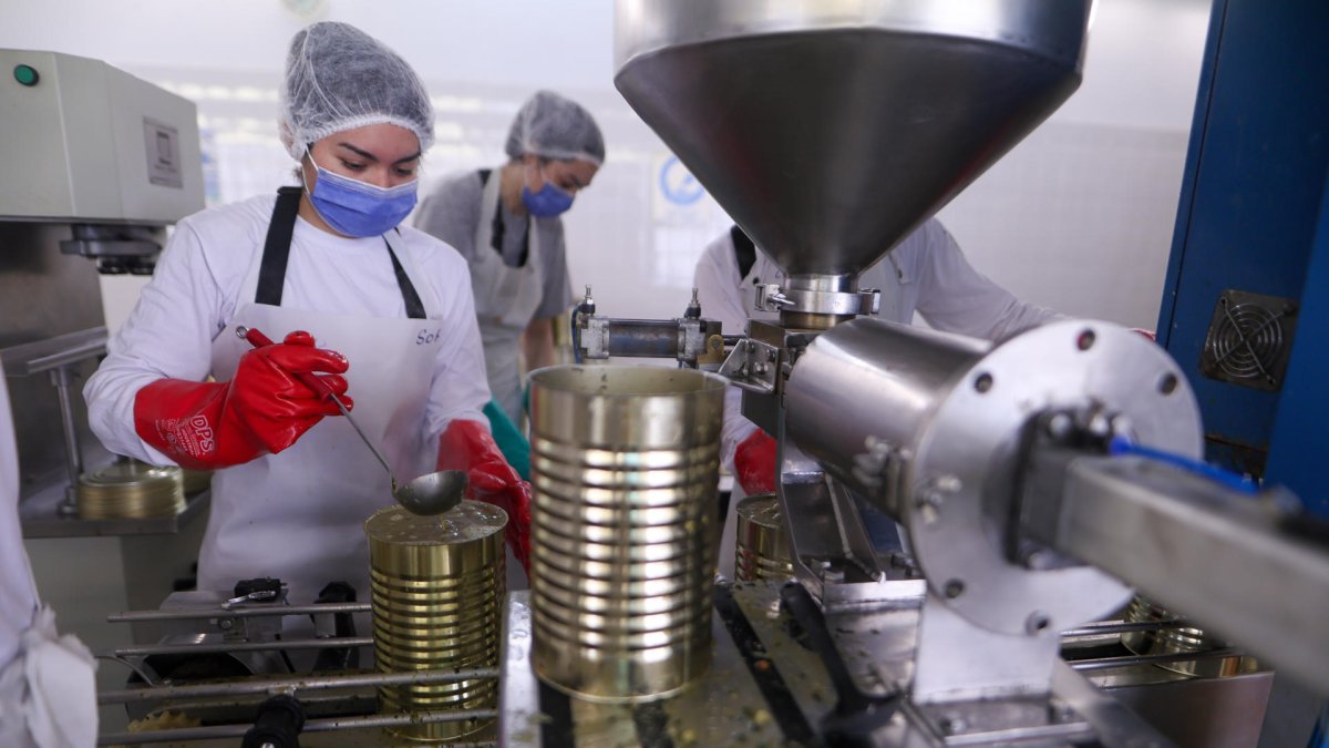 Fotografía del 7 de agosto de 2025 de un grupo de personas trabajando en una fábrica en Buenos Aires (Argentina).