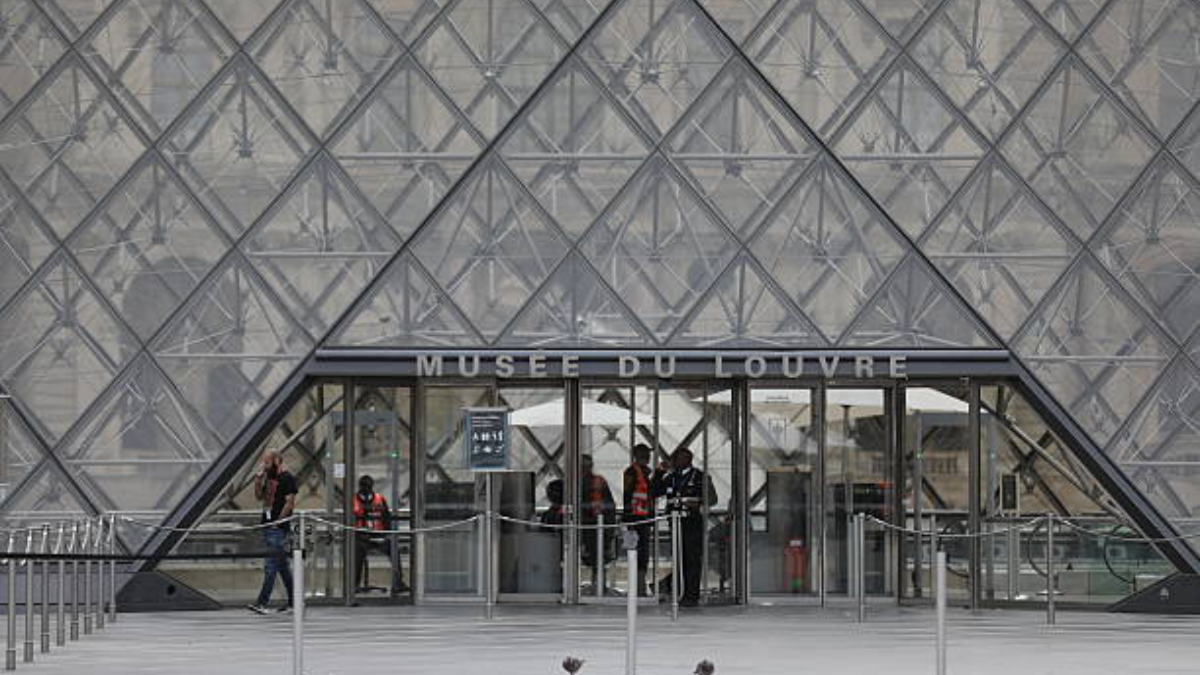 Largas filas de visitantes esperaron la reapertura del Museo del Louvre el miércoles, a pesar de que la Galería de Apolo permanece cerrada tras el robo de joyas.