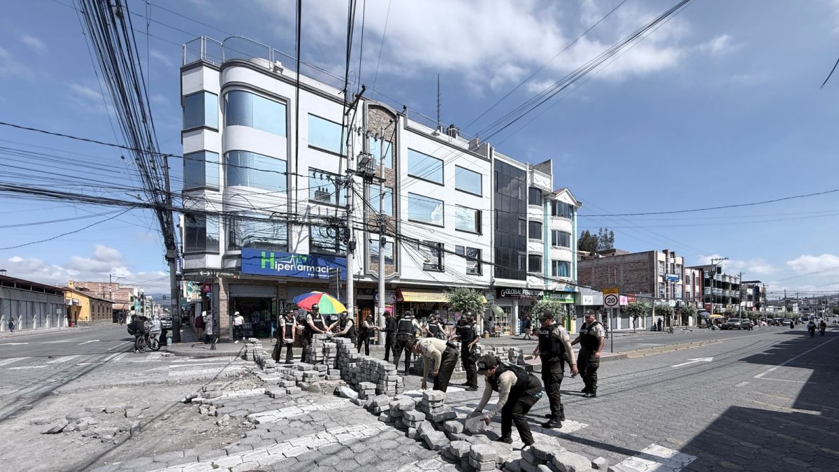 Un grupo de policías limpian la vías del norte de Pichincha e Imbabura, tras la finalización del paro indígena que duró 31 días.