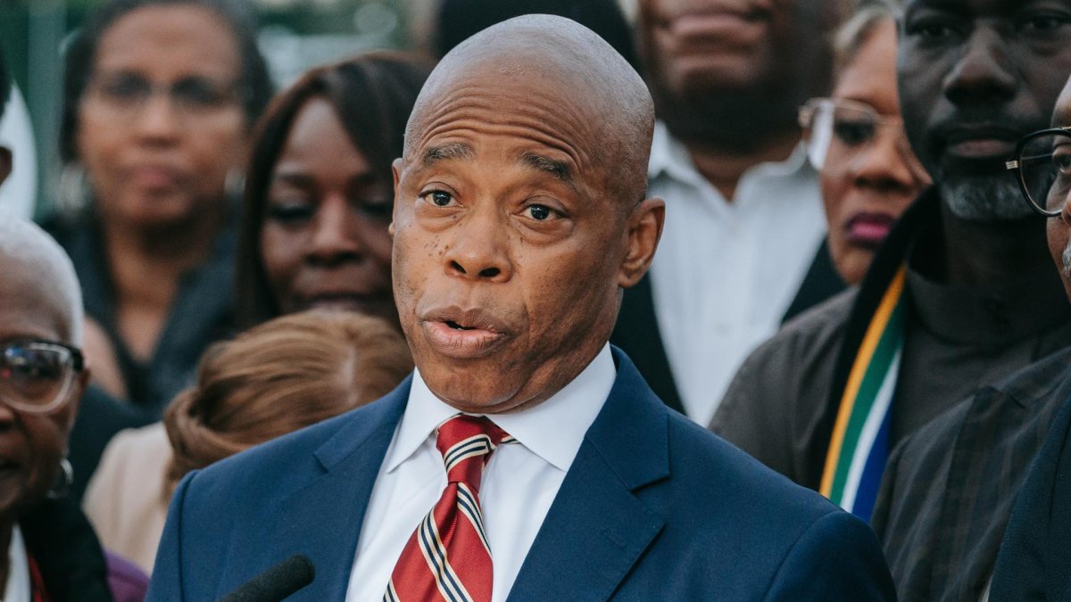Fotografía de archivo del alcalde de la ciudad de Nueva York, Eric Adams (c), durante un acto público, en Manhattan (NY, EE.UU.).