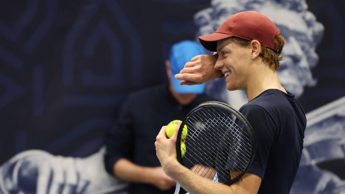 El tenista italiano, Jannik Sinner, se retiró de la Copa Davis en medio de criticas por su decisión.