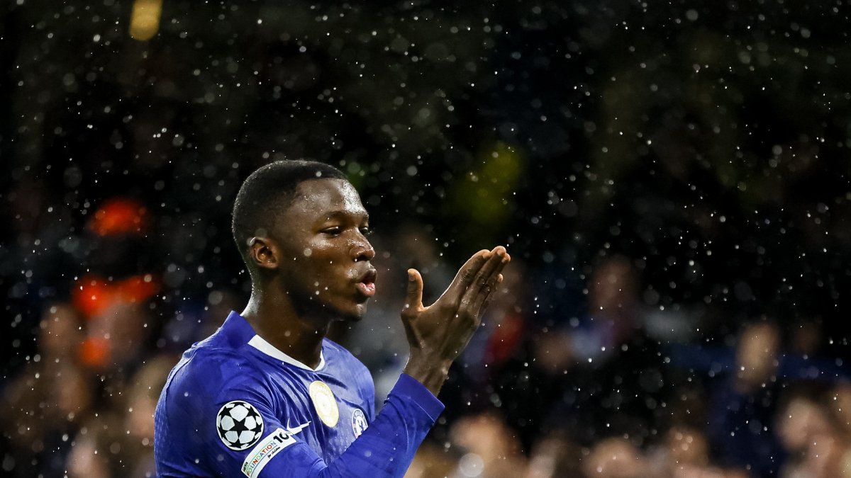 Moises Caicedo del Chelsea en el festejo de su primer gol en la Champions.
