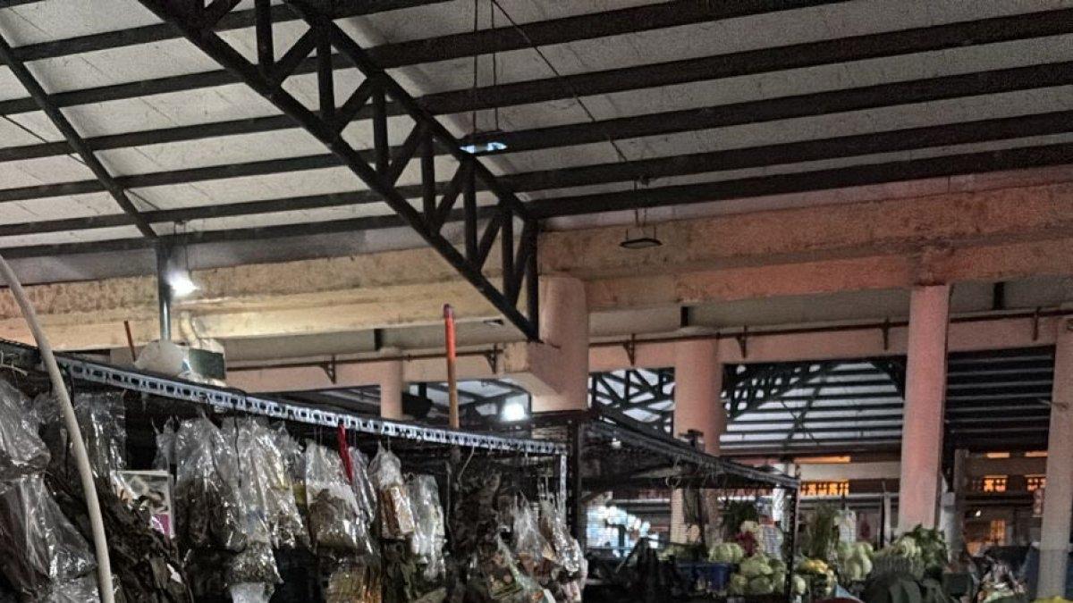 Bomberos atienden la emergencia en el Mercado Central.