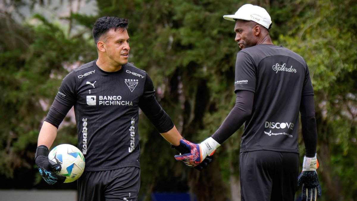 Alexander Domínguez (d) tomará el lugar de Gonzalo Valle (i).