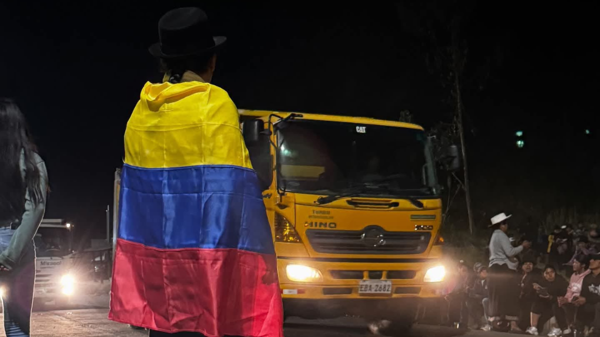 Maquinaria del Ministerio de Transporte despeja la vía Loja–Cuenca en Saraguro tras paro nacional.