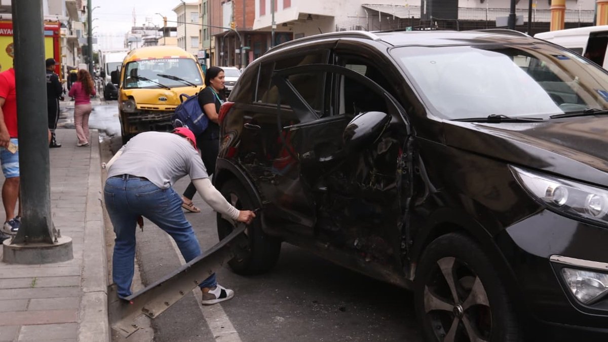 El accidente de tránsito se registró en las calles Cuenca y Rumichaca, en el centro de Guayaquil, la mañana de este jueves 23 de octubre.
