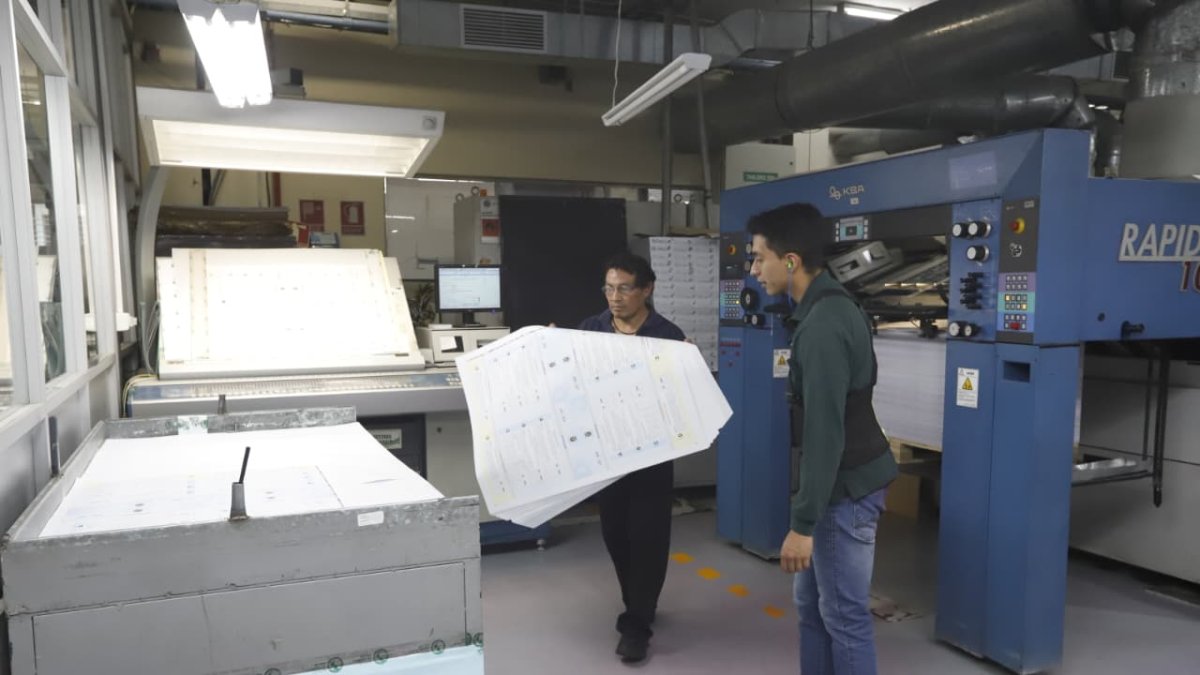 Autoridades del CNE y técnicos del Instituto Geográfico Militar verificaron el proceso de impresión de las papeletas electorales.