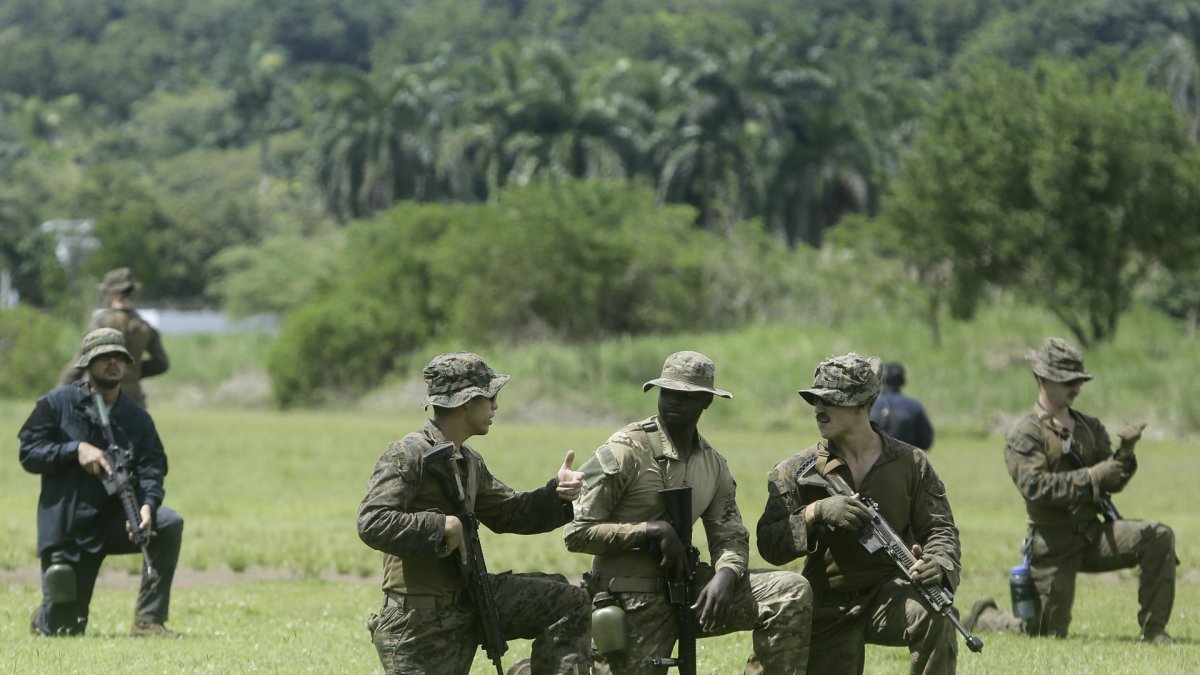 Fuerzas militares y policiales de élite de Estados Unidos y Panamá realizan ejercicios conjuntos, este 22 de octubre de 2025, en Colón (Panamá).