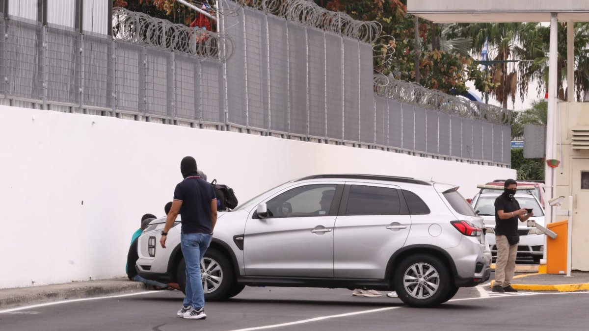 Miembros de la Policía Nacional inspeccionaron dos vehículos a la salida del aeropuerto de Guayaquil.
