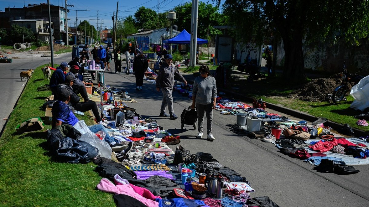 La gente camina por un mercado callejero en Villa Fiorito, en las afueras de Buenos Aires, el 19 de octubre de 2025.