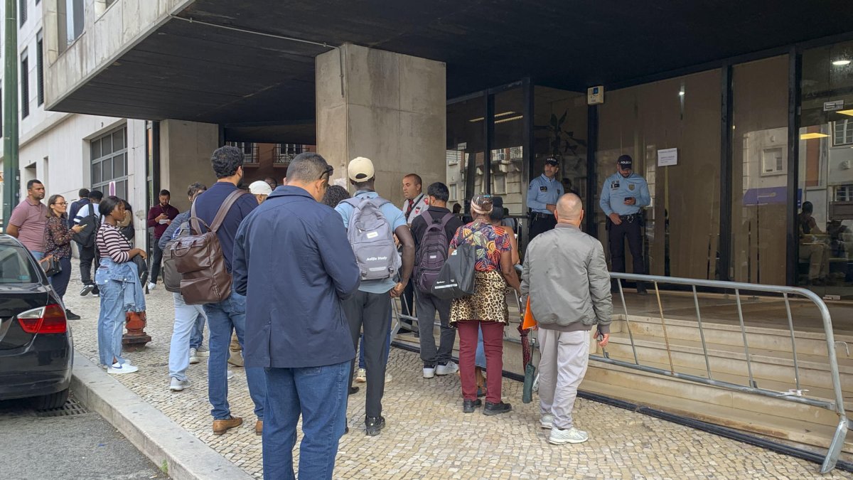 Colas frente a una de las oficinas de la Agencia para la Integración, Migraciones y Asilo (AIMA) en Lisboa este jueves, 23 de octubre de 2025.
