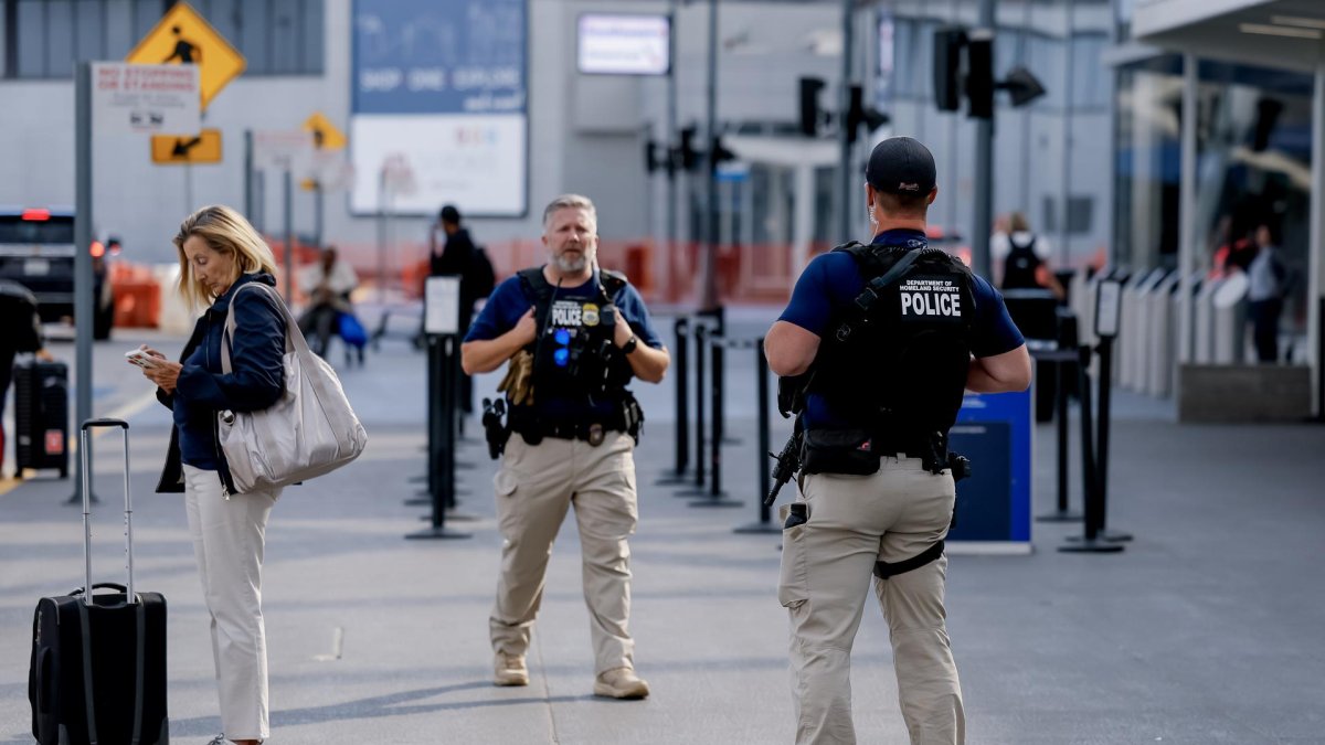 Agentes del Departamento de Seguridad Nacional de Estados Unidos brindan seguridad adicional visible en el Aeropuerto Internacional de Atlanta (EE.UU.).