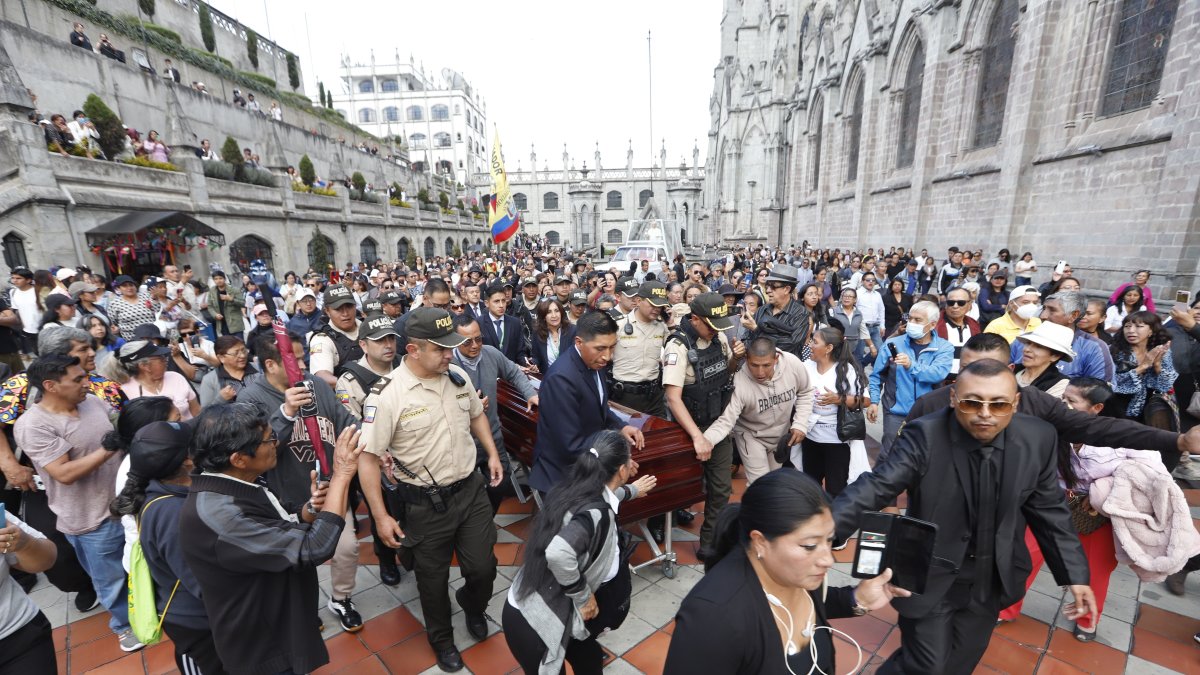 Miles de fanáticos, amigos y familiares despidieron a la cantante Paulina Tamayo, en una emotiva ceremonia en la capital